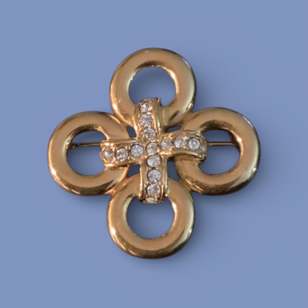 Gold Tone X and Os Brooch